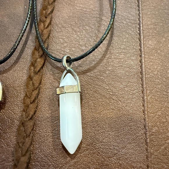 Elegant White Crystal Pendant Necklace - Picture 1 of 1